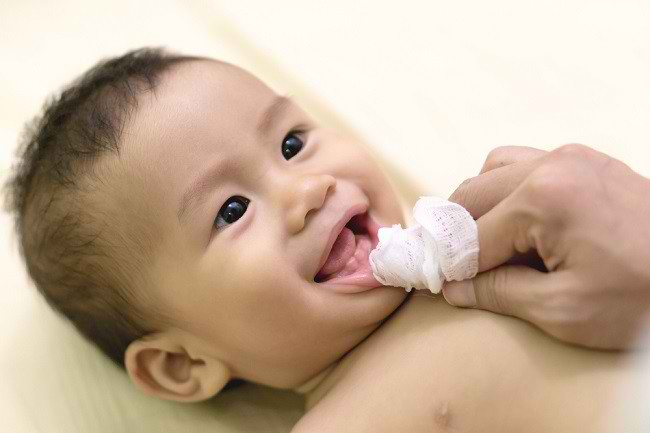 Tahapan Pertumbuhan Gigi Bayi dan Cara Merawatnya