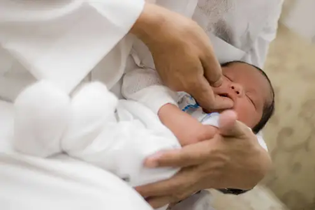 Mengenal Tahnik Bayi: Pengertian dan Tata Cara Pelaksanaannya