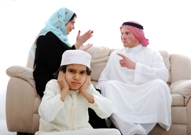 Berdua dalam Diam: Cara Ibu dan Ayah Mengatasi Konflik Tanpa Melukai Anak