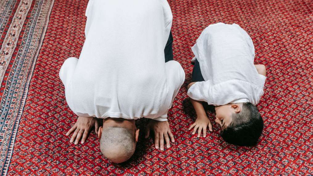 Membimbing Anak Belajar Sholat Sejak Dini