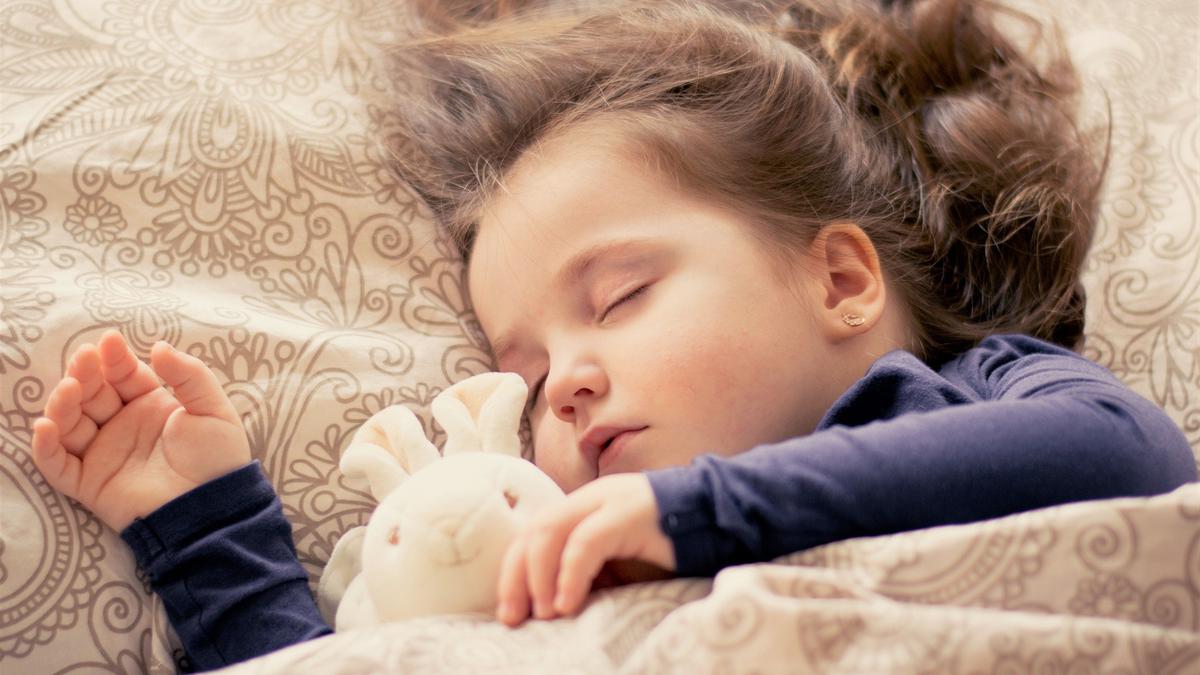 Orang Tua Harus Tahu! Ini 7 Adab Membangunkan Anak